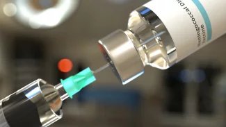 Na bezplatné očkování proti meningokokům mají teenageři nově o rok víc