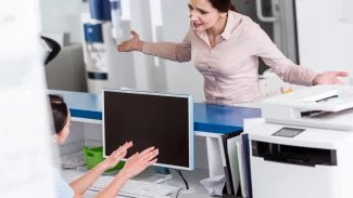 Spádovost neplatí, žádanku mít nemusíte. Práva pacientů jsou zdarma na internetu