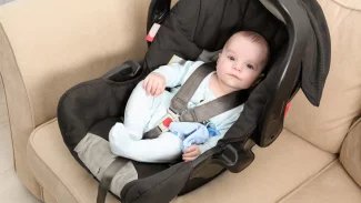 Dětem škodí předčasné posazování i vodění za ruce, kvůli rodičům mají i placatou hlavu