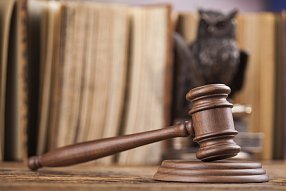 Bral 140 tisíc, vyhodili ho. Začal podnikat a vysoudil náhradu mzdy