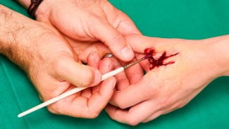 Jako opravdové. Střeva z kondomů, popáleniny z fólie. Maskéři pomáhají při výcviku záchranářů