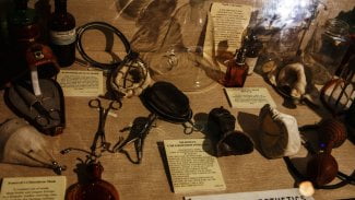 První operaci v narkóze v roce 1847 provedl nedostudovaný pražský lékař. Pacienta uspal éterem