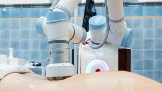 V lázních klienty masíruje robotka Anna, fyzioterapeuty úplně nahradit nemůže