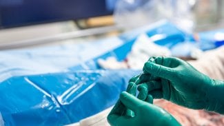 První katetrizace lidského srdce: Přes zákaz nadřízeného si lékař zavedl katetr do vlastní žíly