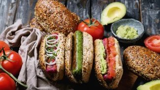 Úřad a zpracovatelé masa chtějí, ať se vege párky a rostlinné burgery jmenují jinak