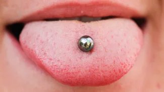 Podívej, mám piercing. Děti napodobují výzvu z TikToku. Hrozí, že jim magnet proděraví střeva