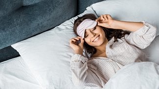 Žádné víkendové dospávání a co největší tma. Lékařka radí, jak na zdravý spánek