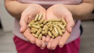 Mladíka nezabil kratom, ale zvratky. Omámení lidé by neměli být o samotě