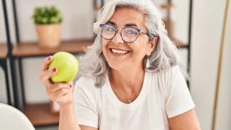 Obyčejnou zubní protézu pojišťovna lidem zaplatí jednou za čtyři roky, na lepší přispěje