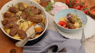 Pečené čevabčiči s bramborami z jednoho pekáče