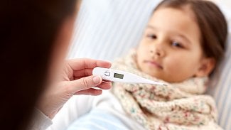 Zvýšenou teplotu není nutné srážet. Počkejte až na horečku, kdy naměříte více než 38 °C