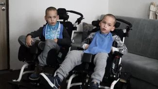 Dvojčata se vzácným syndromem mají šanci na lepší život, mohou dostat lepší léky a stimulátor