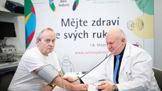 Kvůli ledvinám nemusel na vojnu, kameny se ale vrátily. Moderátor se s nimi potýká dodnes