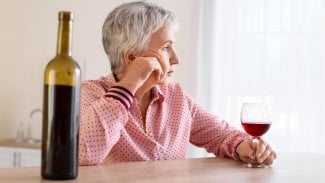 Babička pije. Rodina to dlouho nemusí tušit, potřebná péče neexistuje