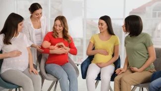 VZP dává příspěvek na péči porodních asistentek. Poradí doma třeba s kojením