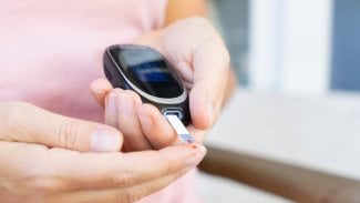 Lidé naletěli na podvod. Přístroje, které mají měřit cukr bez kapky krve, nefungují