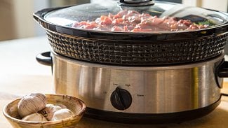 Kuře nejlépe uvaříte v oválném pomalém hrnci, na vývar si pořiďte kulatý