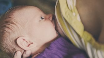 Hned mě odepsali, že kojit nebudu. Ženy popisují praktiky z některých porodnic