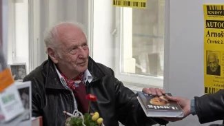 Spisovatel přežil koncentrační tábor a pochod smrti. Doufal, že zvládne i vážnou nemoc