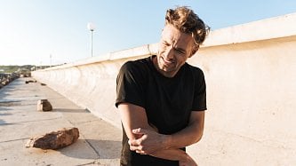 Proč tak bolí, když se praštíme do brňavky? A co znamená, když ruka brní trvale?