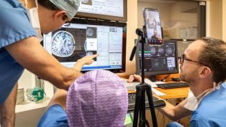 Neoperovatelný nádor v mozku lékaři poprvé zlikvidovali pomocí laserového vlákna a tepla