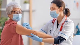 Pojišťovny hradí seniorům i nové lepší vakcíny proti pneumokokům