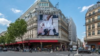Pohled do francouzské ulice s billboardem