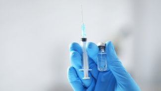 Otec zemřel po očkování proti covidu. Odškodnění pro rodinu posvětil Nejvyšší soud