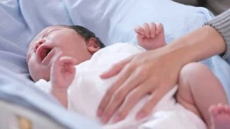 Černý kašel ohrožuje hlavně děti do jednoho roku. Nakazit je mohou nenápadně pokašlávající senioři.