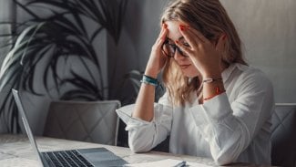 Koukáte hodiny do monitorů a displejů? Pak byste se kvůli očím měli řídit pravidlem 20/20/20