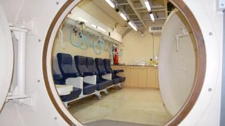 Váha 50 tun, délka skoro 10 metrů. K mání je vysloužilá hyperbarická komora. Zn.: Za odvoz