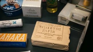 Místo řasenky krém na boty, místo parfému živé květy a toaletní papír, který neutíral