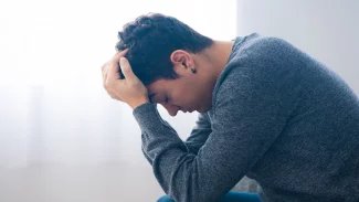 Smutek a prázdnota nejsou jedinými příznaky deprese. Přidat se mohou bolesti hlavy či zažívací problémy