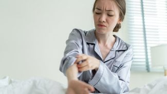 Svrab se projevuje nočním svěděním a pupínky mezi prsty či u pasu. Lidé si ho vozí z dovolené