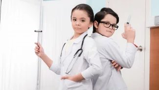 Kluci pomalu dohánějí v očkování proti HPV holky. Nově bude na pojišťovnu už od 11 let