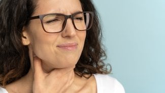 Příčinou chrapotu bývá zánět hrtanu. Někdy za něj může reflux, vzácně rakovina