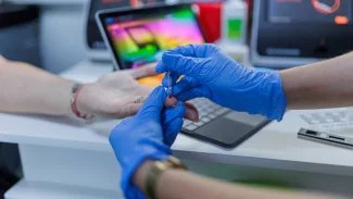 Lékárníci v karavanu anonymně změří cholesterol i cukr v krvi, zjistí i riziko dny. Stačí kapka krve