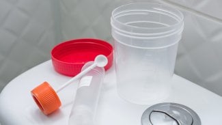 První pojišťovna začíná rozesílat do poštovních schránek sety na odběr stolice