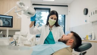 Zubaři vybírají tisíce korun navíc za ošetření o víkendu. Jediný legální poplatek je přitom 90 korun
