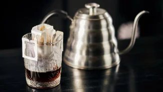 Kafe jako z dobré kavárny si uděláte v hotelovém pokoji. Nebo na horském svahu