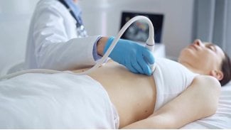 Praktici udělají ultrazvuk, vyšetří plíce, změří hustotu kostí. Ale zdaleka ne všichni