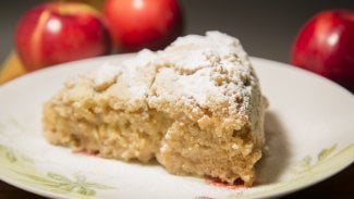 Vyzkoušejte recept na hraběnčiny řezy s jablky a ořechy. Nejlepší jsou ještě teplé