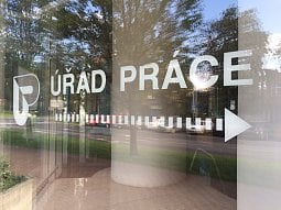 Podpis pracovní smlouvy nebo brigády neznamená konec podpory v nezaměstnanosti