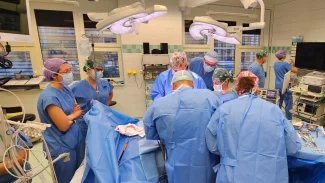 Porodníci vyoperovali ženě placentu až měsíc po porodu. Dřív by mohla vykrvácet