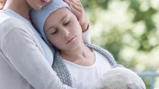 Příznaky leukémie jsou u dětí a dospělých podobné. Patří sem zvětšené uzliny či krvácení do kůže