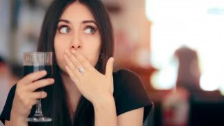Část lidí nedokáže říhat, po jídle nastávají hodiny bolesti. Léčba? Zatím jen experimentální