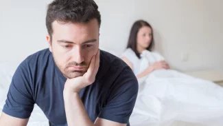 Poruchy erekce potkají polovinu mužů po padesátce. Kdy je to na doktora?