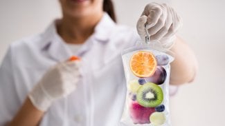 Lidé platí tisíce za vitamíny a léky do žíly. Přínos infuzí je ale pochybný