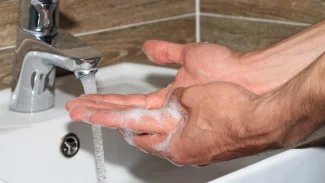 Myjeme si ruce, jíme céčko a věříme, že to bude stačit. Sport a stravu moc neřešíme