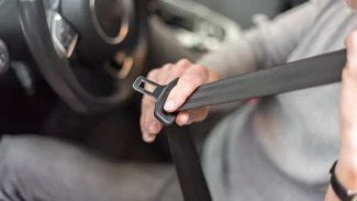 Lidé vymýšlejí fígle, jak obejít nutnost se v autě připoutat. Může je to stát život